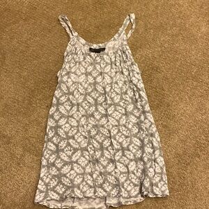 International concepts patterned top